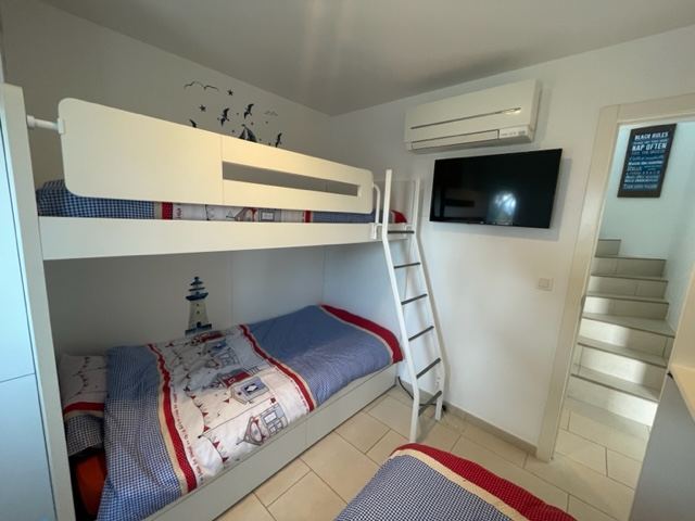 Slaapkamer met airco en Chromecast-tv
