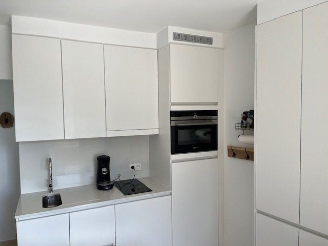 Kitchenette met combi-oven en vaatwasser